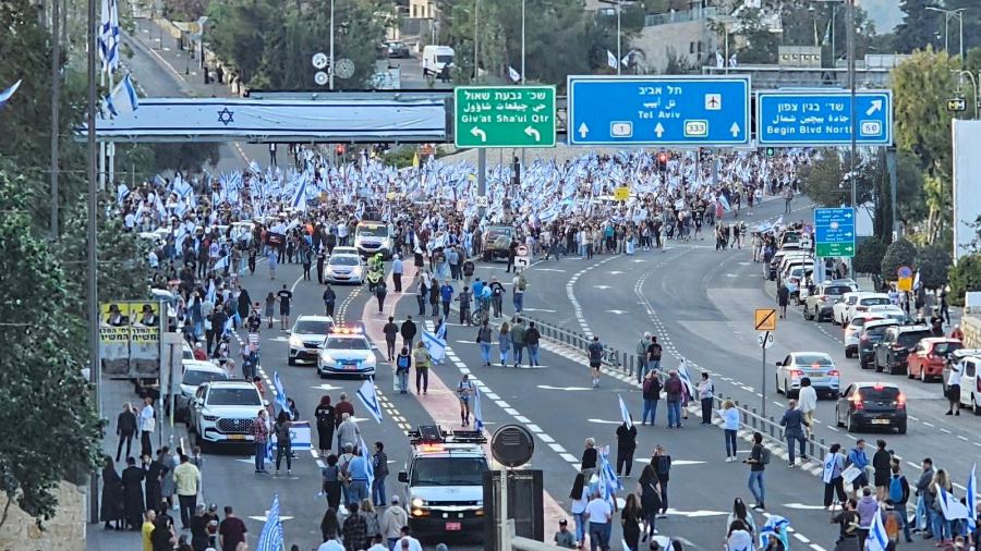 صور وفيديو : الالاف يطالبون حكومة اسرائيل بصفقة اسرى
